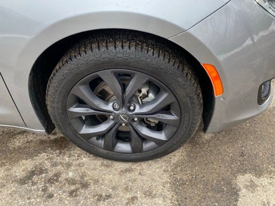 2020 Chrysler Pacifica Red S