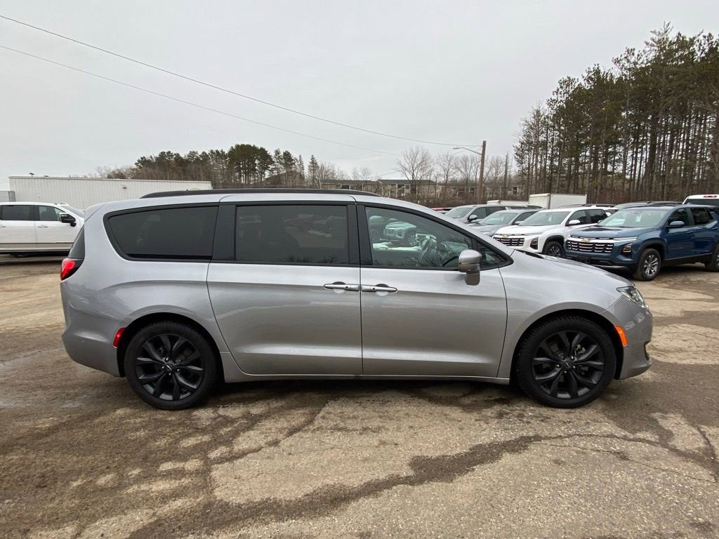 2020 Chrysler Pacifica Red S